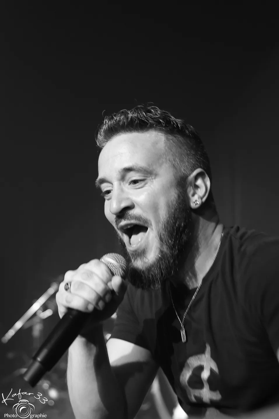 A'Rieka au micro en concert, en gros plan