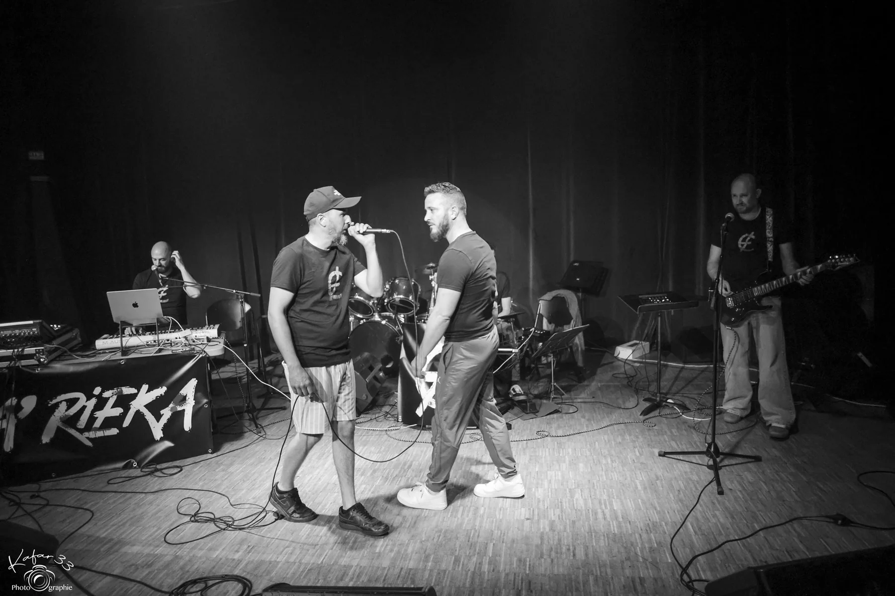 Le groupe complet d'A'Rieka sur scène : DJ et clavier, deux voix, guitare et batterie