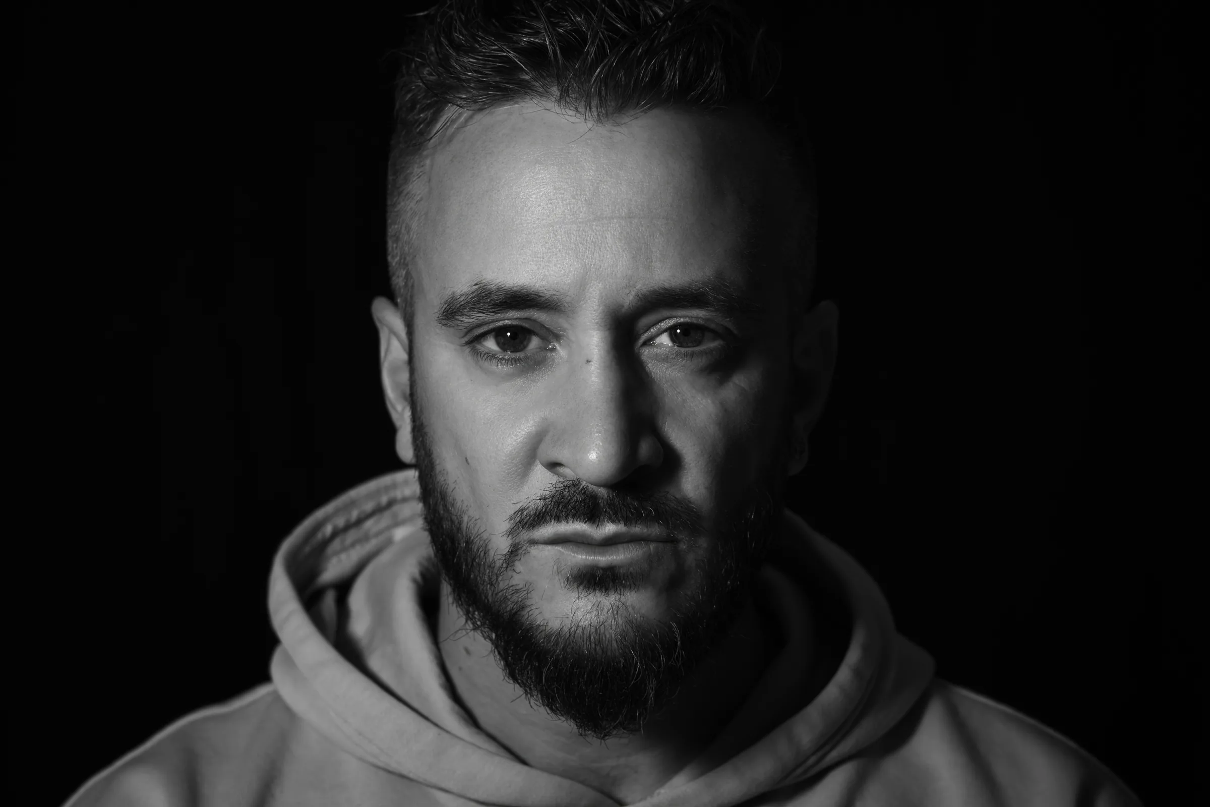 A'Rieka, rappeur bordelais, en portrait noir et blanc